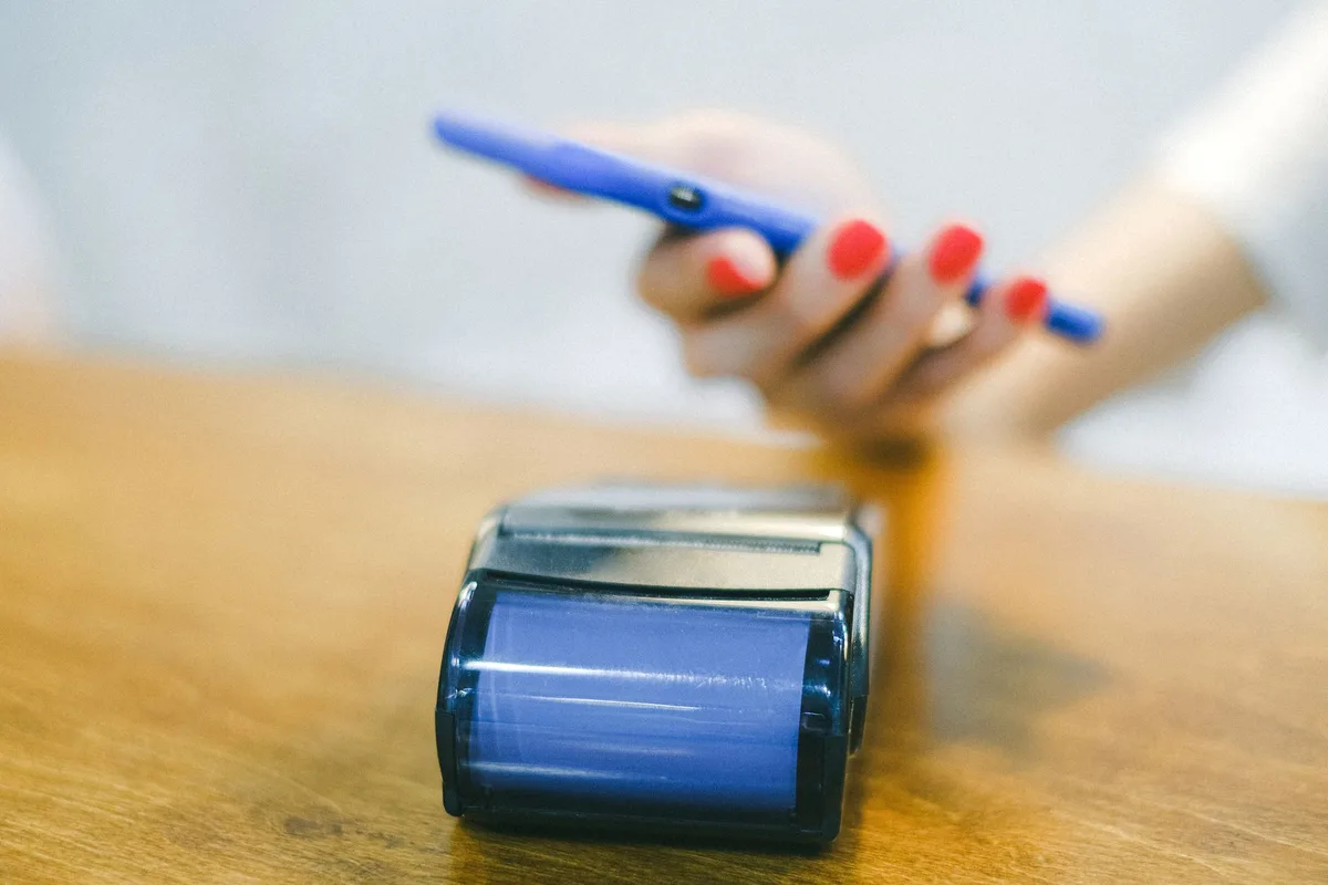 Rapprocher un smartphone d'un terminal de paiement sans contact en magasin