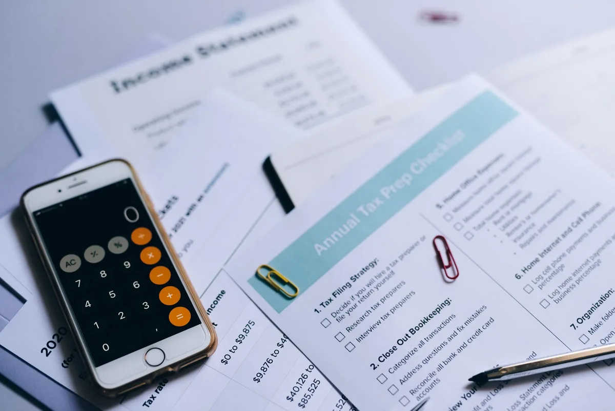 Documents fiscaux et calculatrice pour comprendre les règles d'imposition