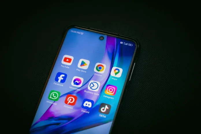 Écran de smartphone affichant une traduction automatique d'un texte en temps réel Écran de smartphone affichant une traduction automatique d'un texte en temps réel