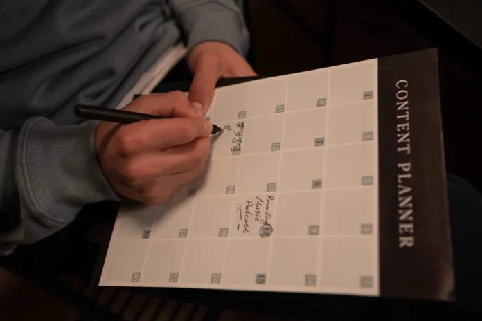 Calendrier et contrat avec dates surlignées pour calculer une période d'essai Calendrier et contrat avec dates surlignées pour calculer une période d'essai