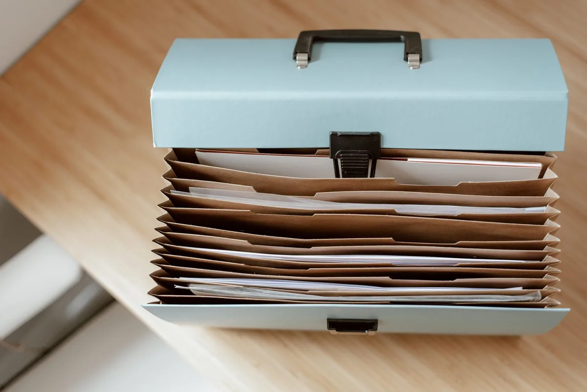 Dossier administratif bien organisé avec liste de contrôle des pièces justificatives