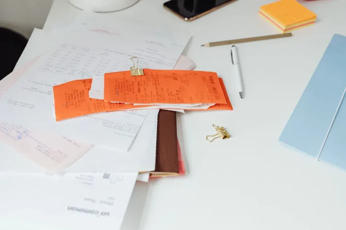Documents administratifs et papiers relatifs à une succession immobilière sur un bureau Documents administratifs et papiers relatifs à une succession immobilière sur un bureau