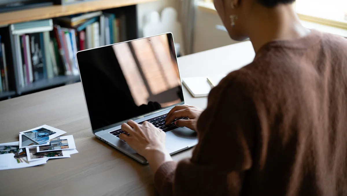 Adapter l'hébergeur à ce que vous faites réellement — Le bon service dépend moins du nom que de la tâche. On peut grossièrement distinguer quatre besoins : partager vite une capture, conserver un historique photo, présenter un portfolio soigné, ou héberger