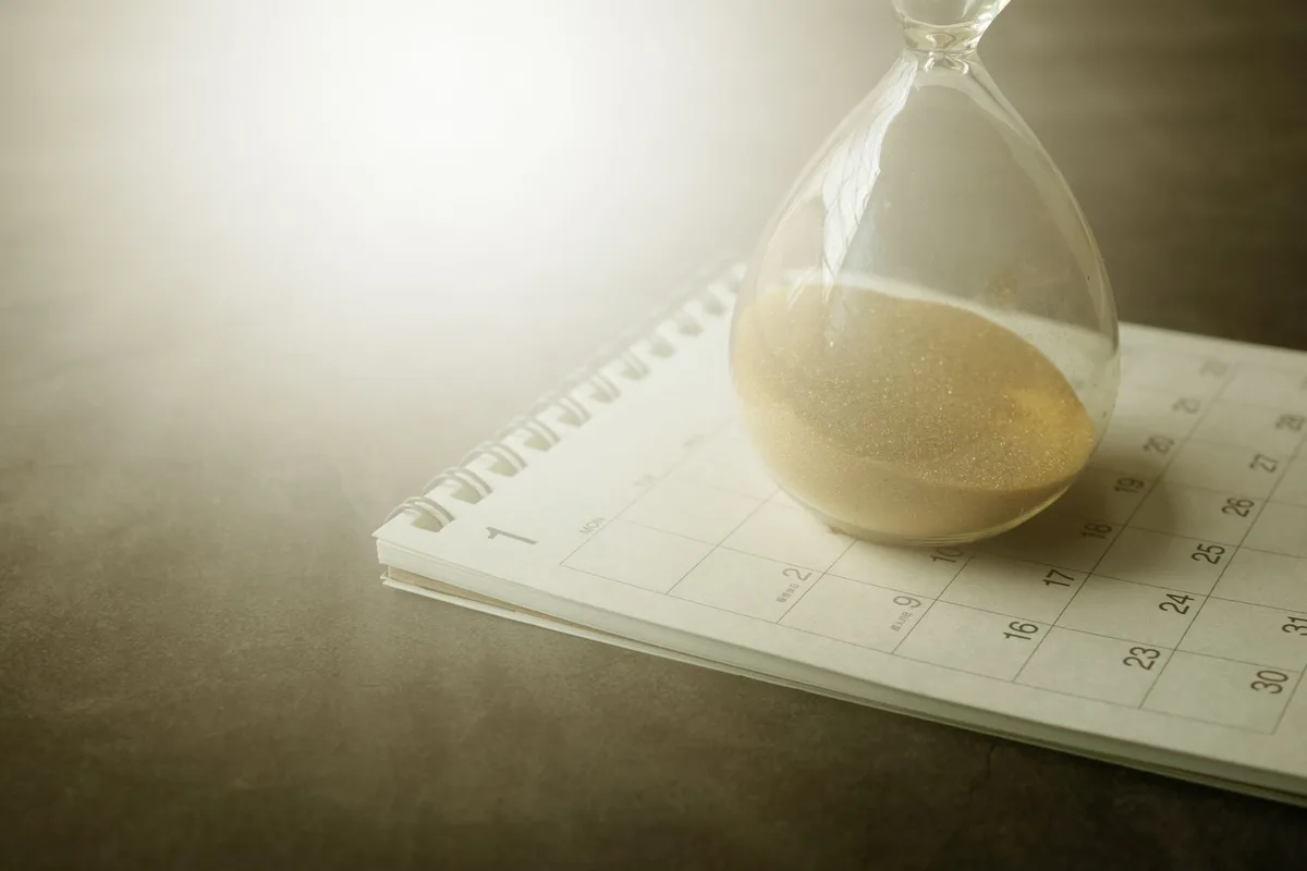 Calendrier avec délai de 10 jours marqué pour répondre à une procédure administrative