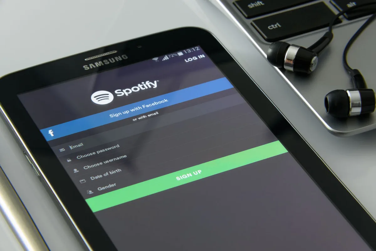 Personne se connectant à un portail numérique depuis un ordinateur portable et un téléphone mobile