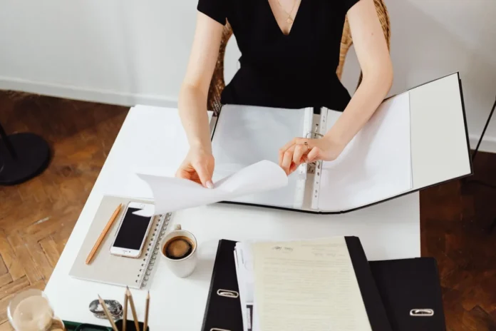 Dossier de formation ouvert avec documents officiels et badges de certification sur un bureau administratif