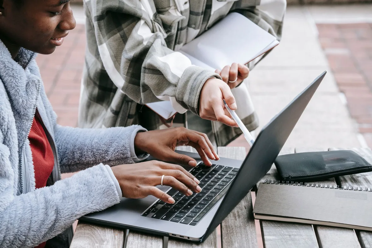 Étudiant déposant un devoir sur une plateforme d'apprentissage en ligne