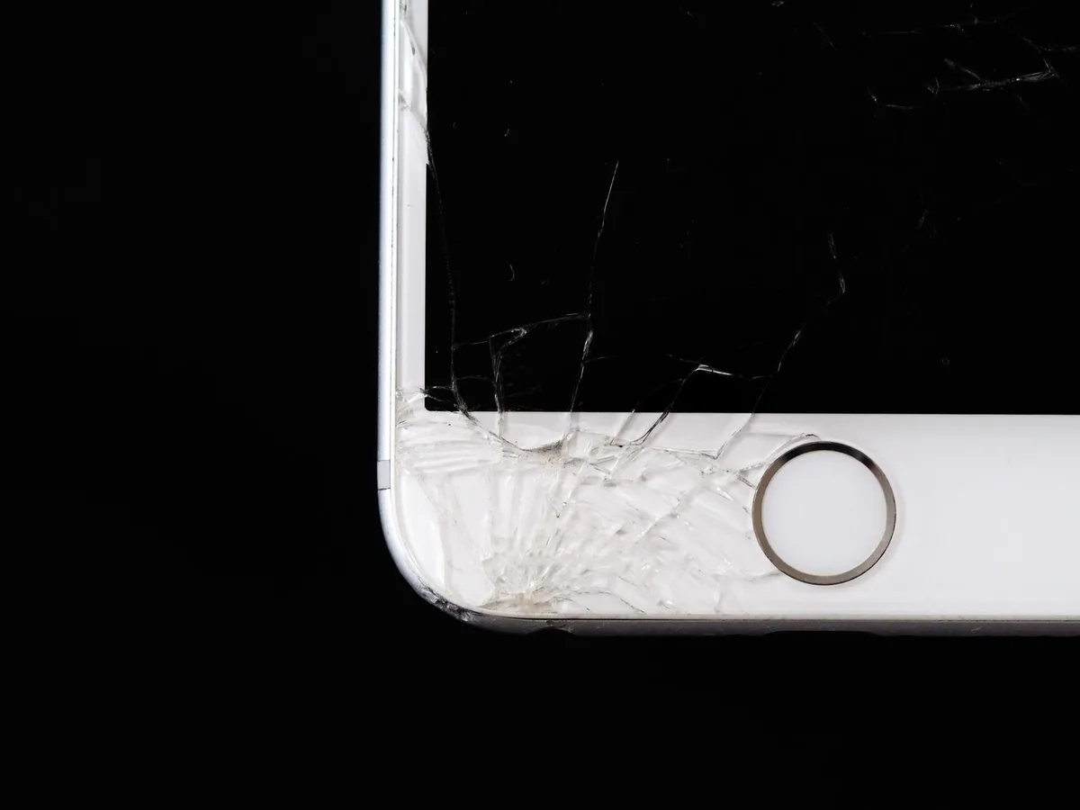 Écran de smartphone endommagé montrant des frais de réparation potentiels