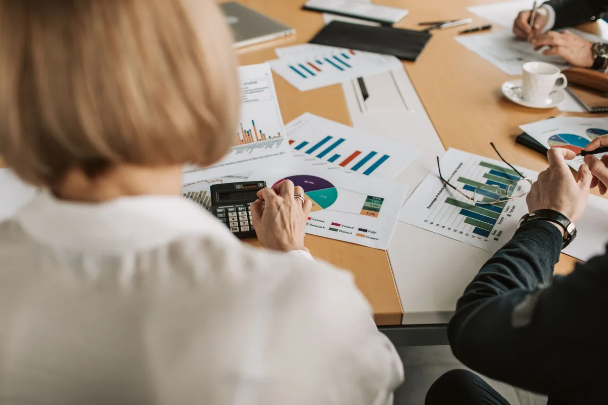 Dirigeant en train de consulter un conseiller financier pour discuter de retraite