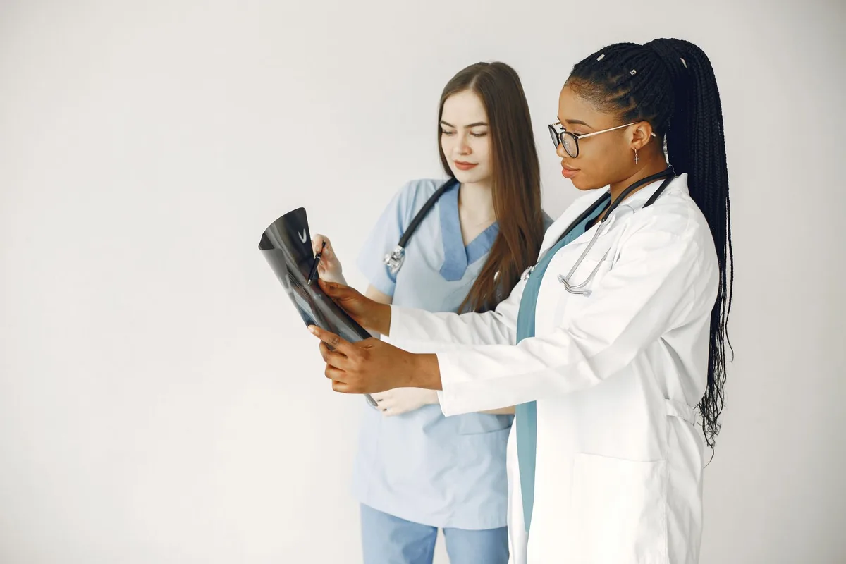 Médecin du travail effectuant une visite médicale de reprise avec un salarié