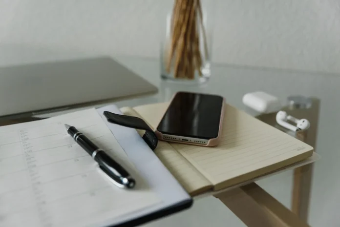 Personne travaillant sur un calendrier numérique sur un ordinateur portable au bureau Personne travaillant sur un calendrier numérique sur un ordinateur portable au bureau