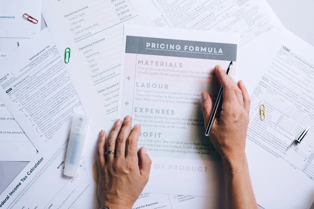 Feuille de calcul montrant la répartition des coûts indirects entre plusieurs produits