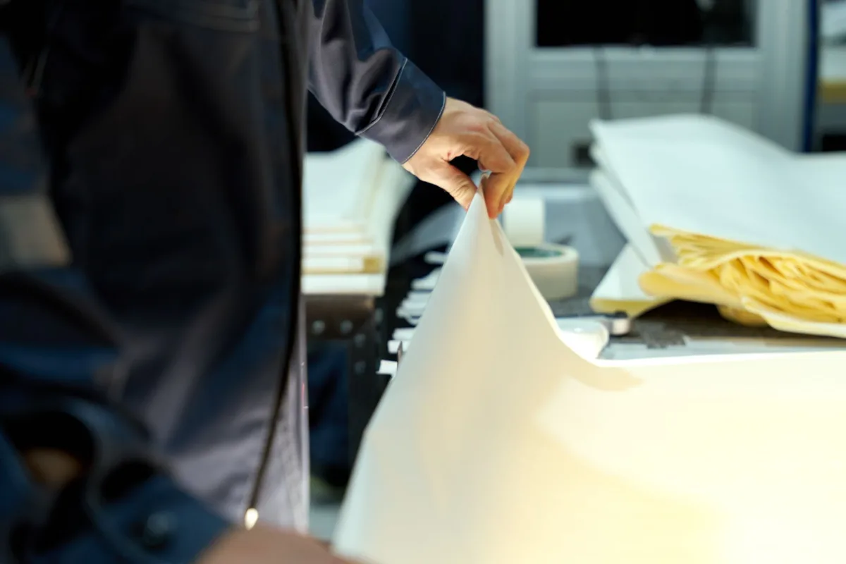 Poste de contrôle qualité en atelier montrant des rebuts et défauts de production