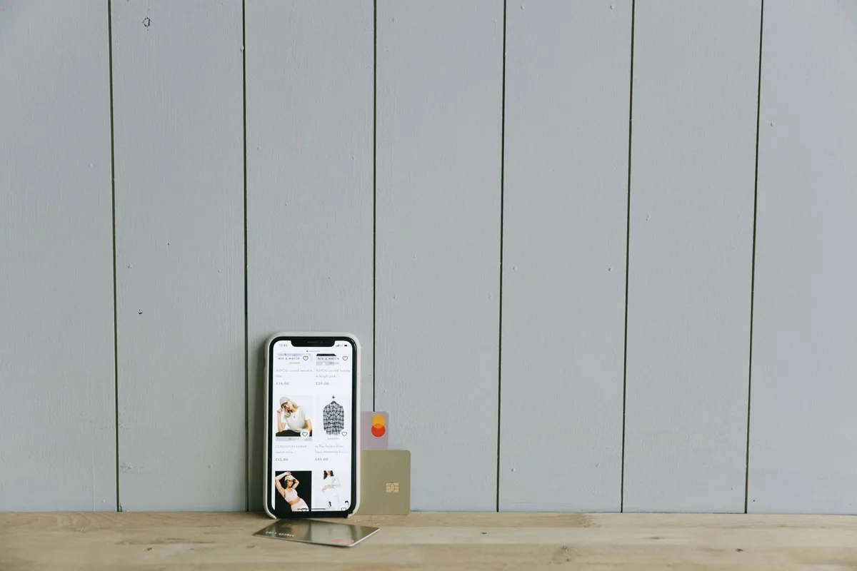 Comparaison entre services bancaires en ligne sur mobile et conseiller en agence bancaire