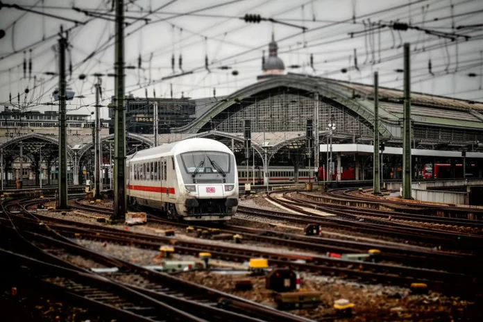 Employés se déplaçant en transports publics lors de l'heure de pointe matinale Employés se déplaçant en transports publics lors de l'heure de pointe matinale