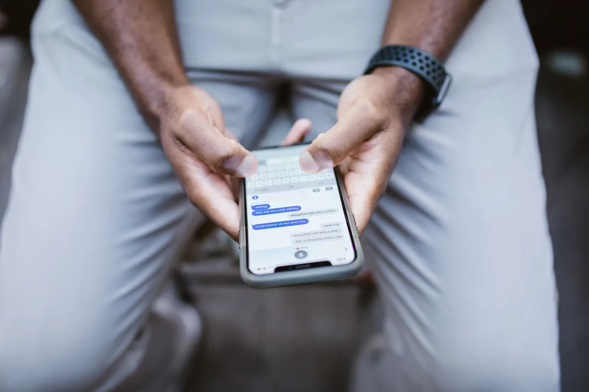 Écran de smartphone affichant un texte bien structuré avec titres et paragraphes aérés