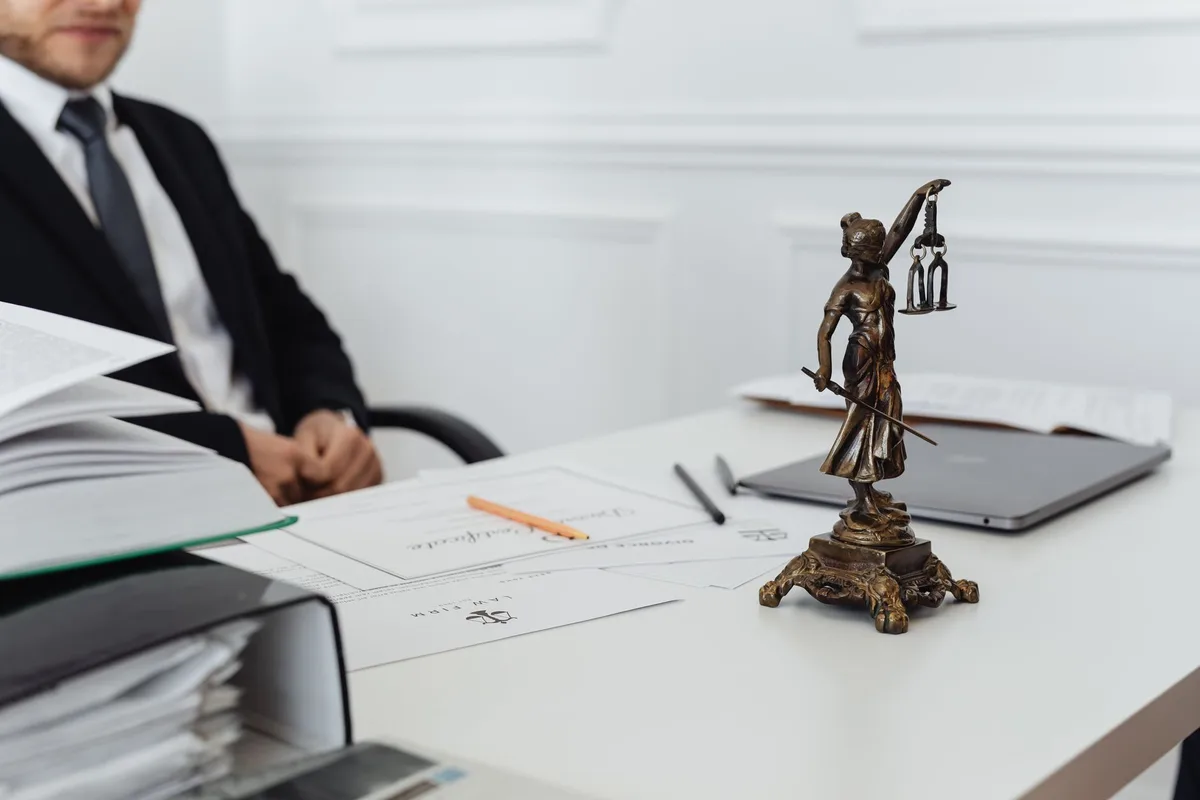 Documents et dossiers relatifs à un partage de succession étalés sur un bureau de notaire