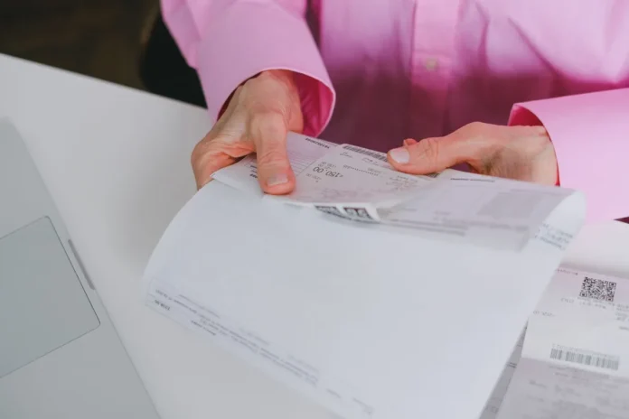 Mains échangeant des documents numériques sur un écran d'ordinateur avec flux de données automatisé Mains échangeant des documents numériques sur un écran d'ordinateur avec flux de données automatisé