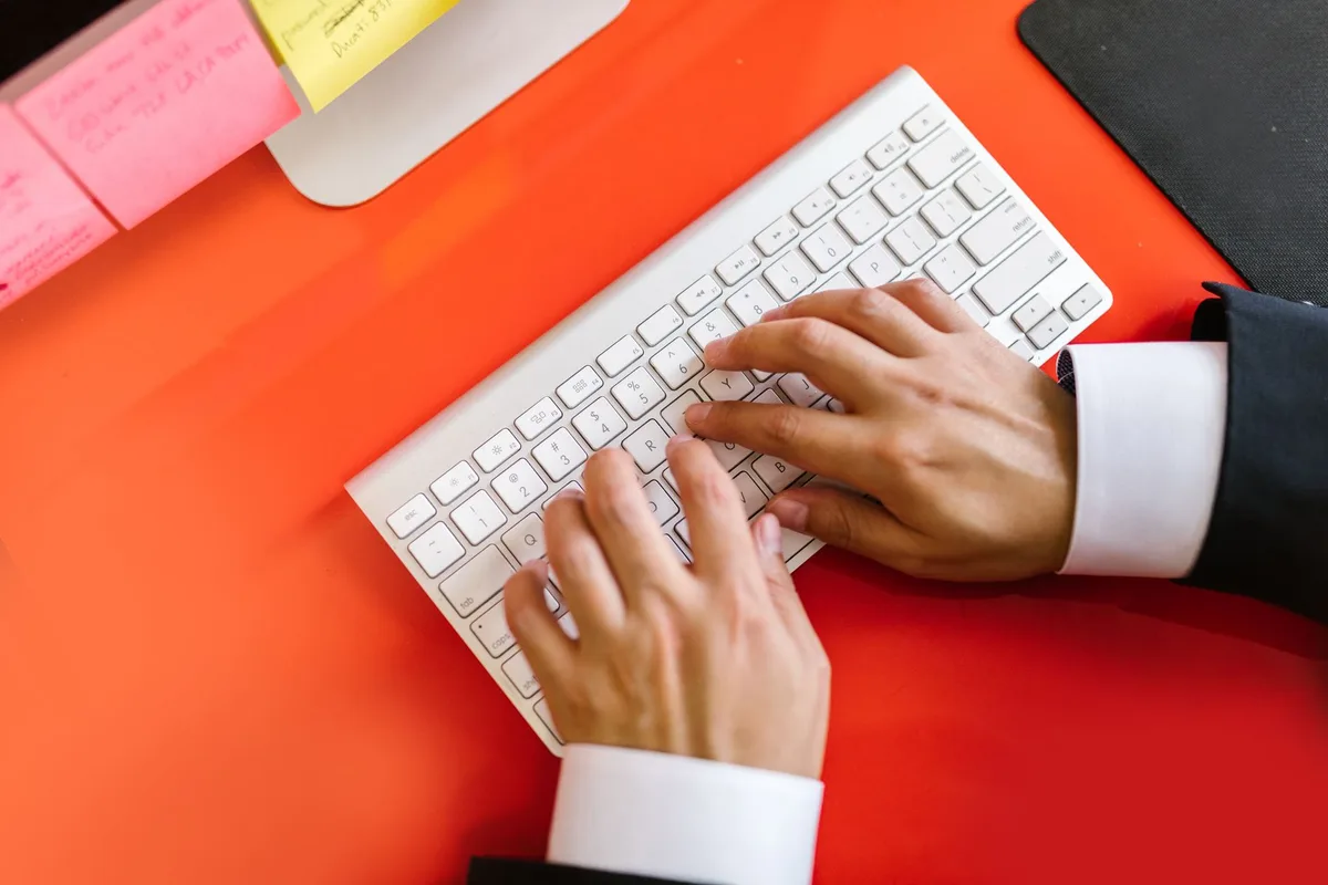 Lettre de mise en demeure écrite sur un bureau professionnel