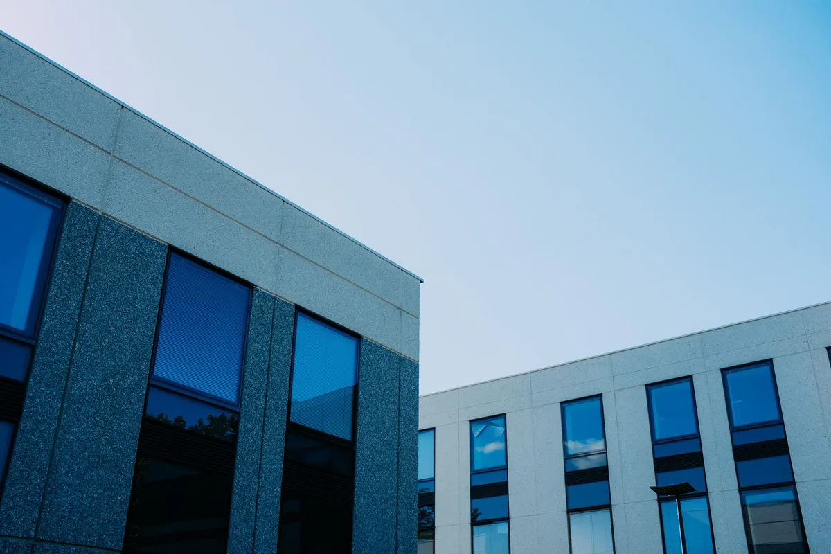 Immeuble de bureaux moderne représentant les actifs immobiliers détenus par les foncières cotées