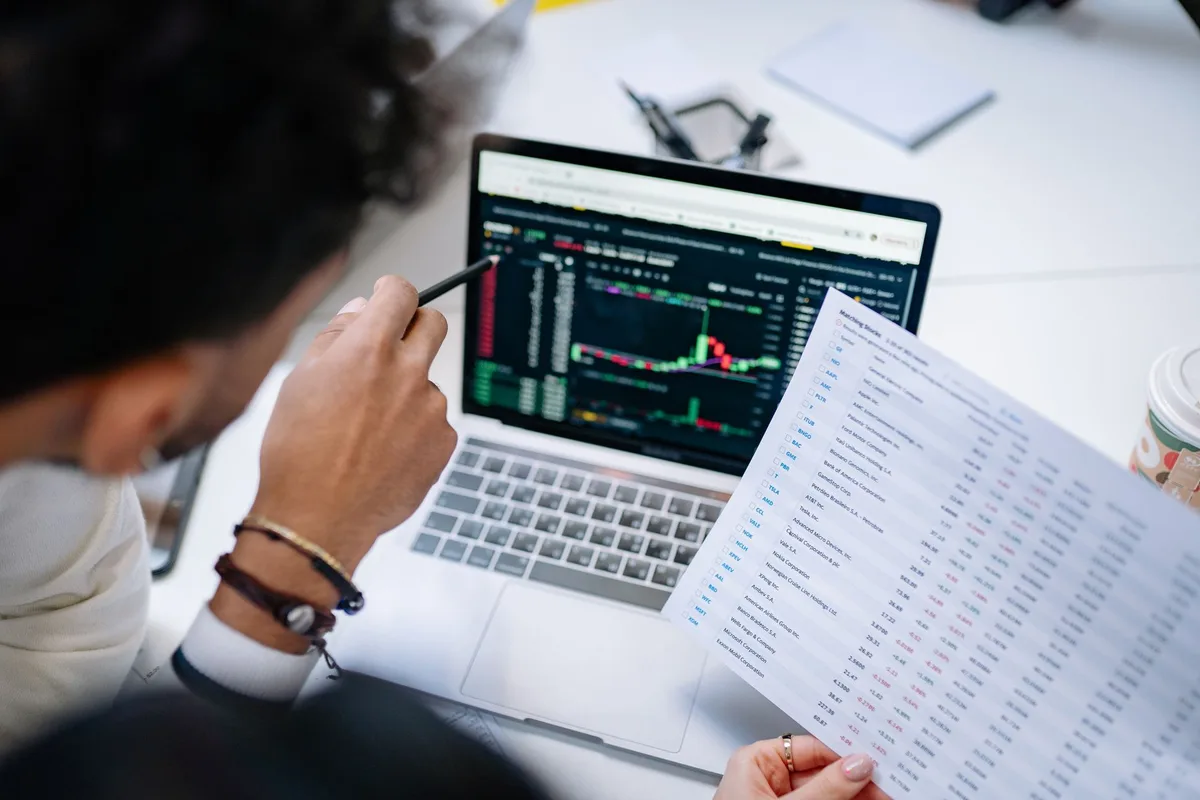 Tableau de bord financier affichant des indicateurs d'analyse d'investissement et de rentabilité