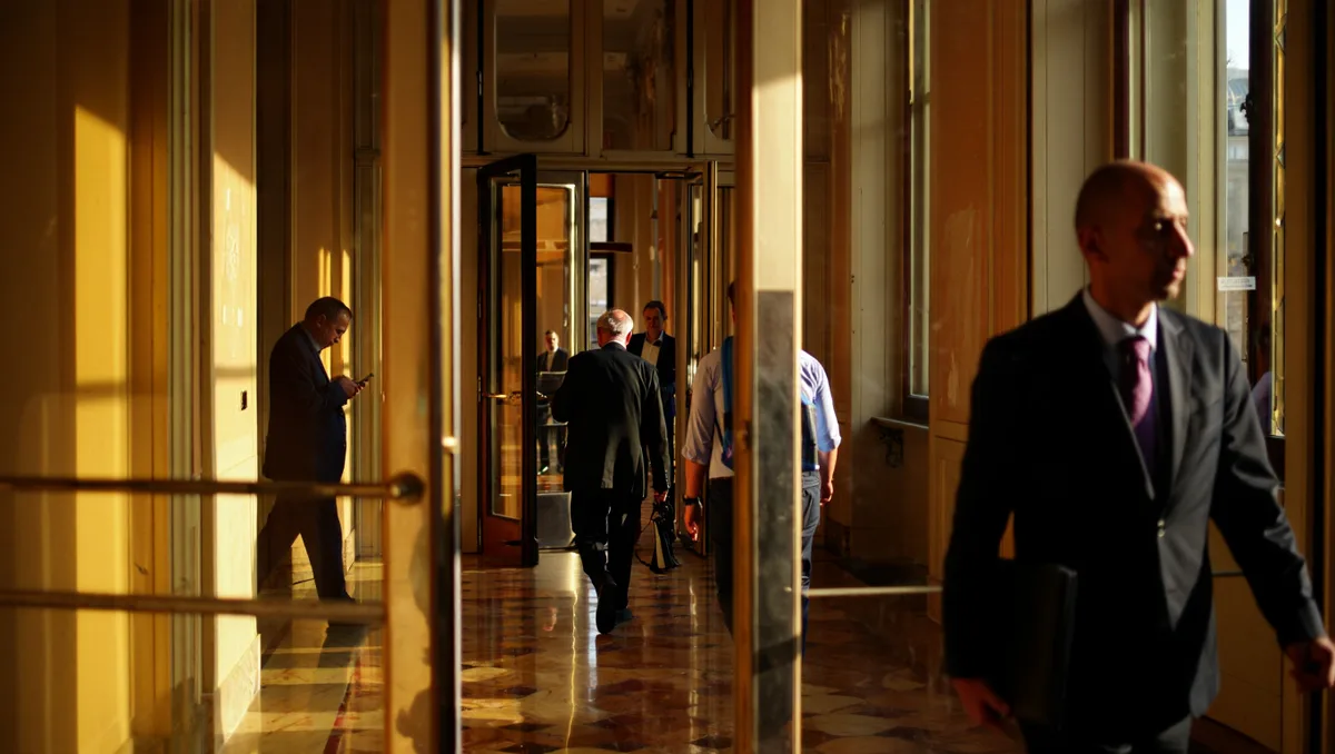 Ce que vous achetez réellement quand vous achetez une foncière cotée — Plutôt que d’acquérir un appartement ou un local, vous achetez des actions d’une société dont l’activité principale est la détention et la gestion d’actifs immobiliers. Ces sociétés perçoivent des