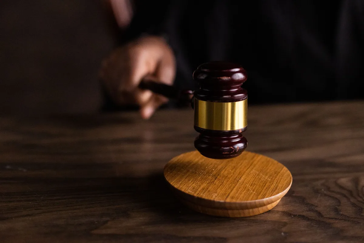 Audience devant un tribunal avec avocats et locataire contestant un congé