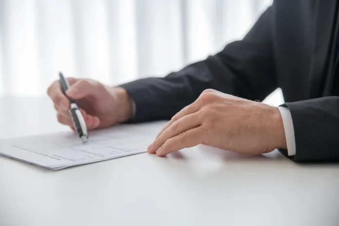 Lettre officielle de notification avec sceau et documents de bail sur un bureau