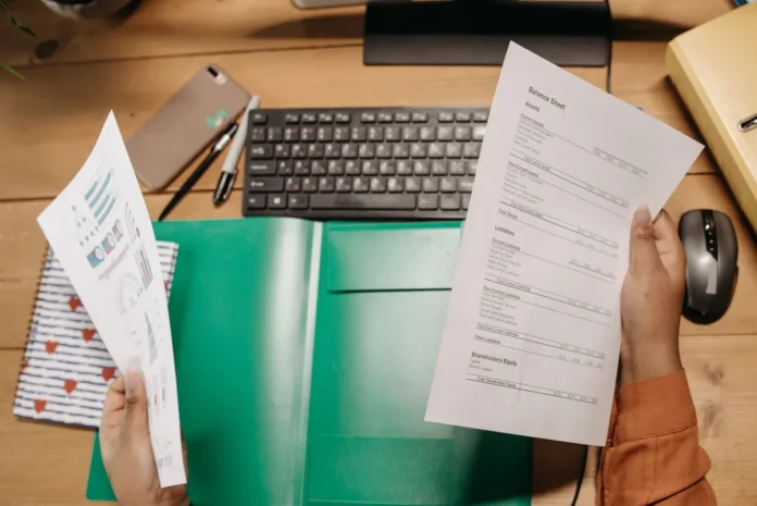 Responsables RH examinant des documents de paie et de conformité emploi handicap au bureau