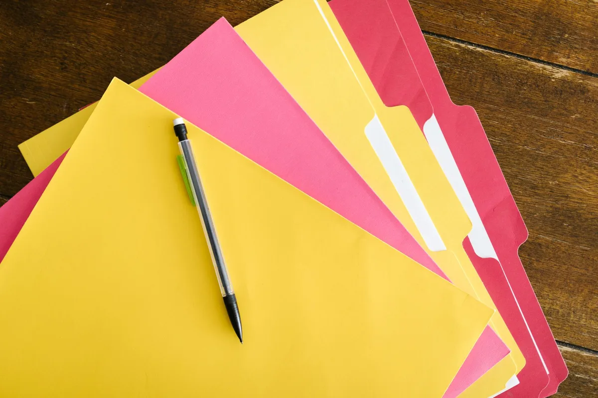 Documents fiscaux organisés et stylo sur un bureau préparant une correction