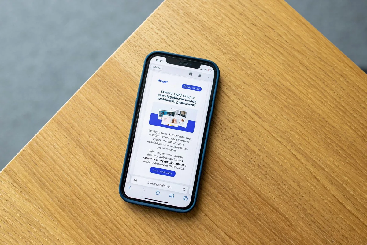 Interface de site web optimisée pour mobile et desktop avec design épuré et intuitif