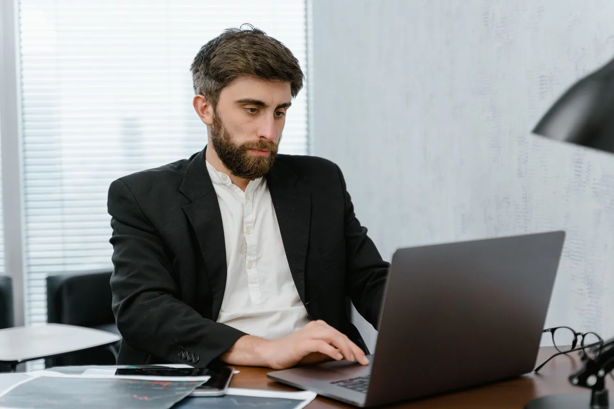 Entrepreneur travaillant sur un projet avec un ordinateur portable et des documents
