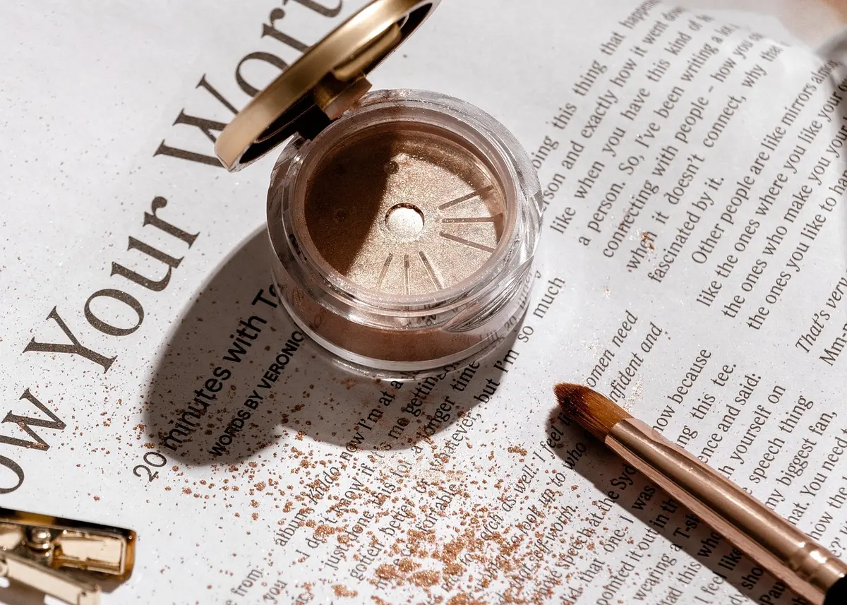 Ingrédients cosmétiques et formulations sur une table de laboratoire