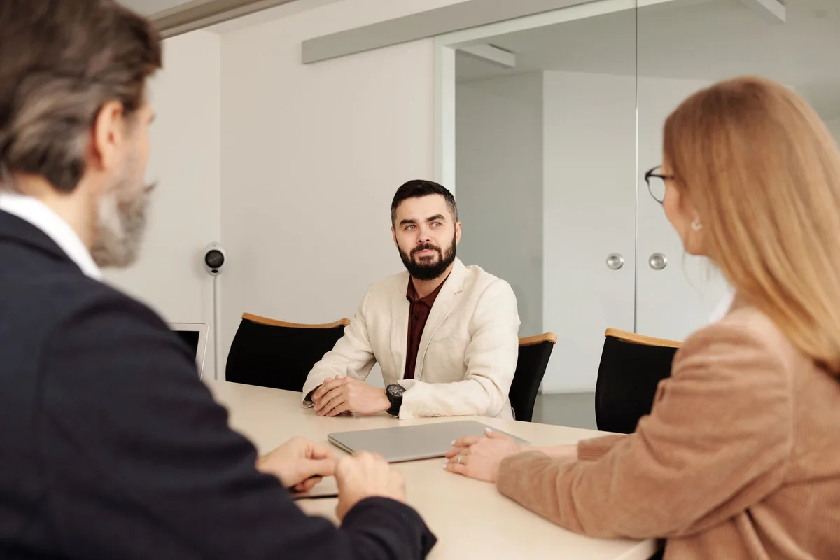 Réunion entre responsables RH et managers pour discuter des processus d'évaluation
