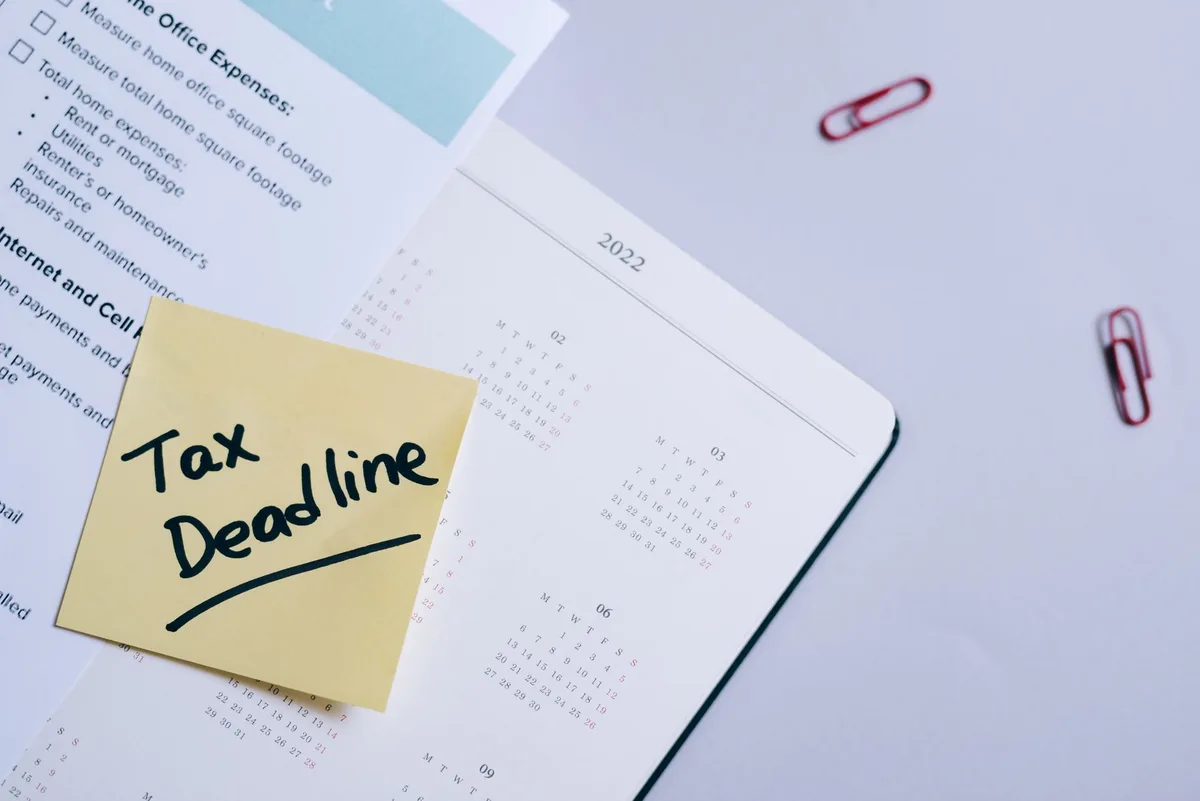 Calendrier d'entreprise affichant les délais de notification de fermeture estivale aux salariés