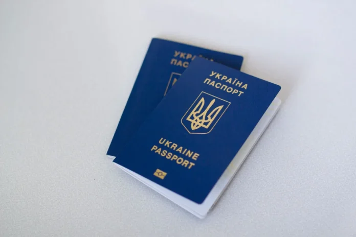 Documents de retraite et passeport sur un bureau symbolisant la planification patrimoniale pour expatriés