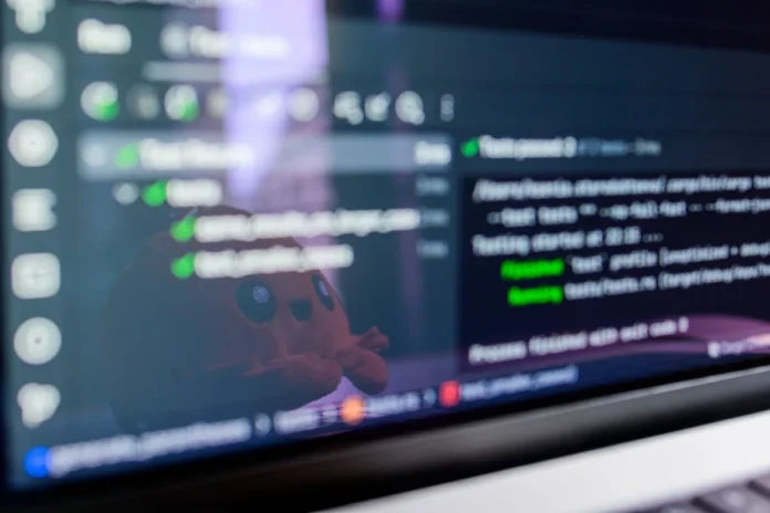 Développeur travaillant sur une architecture de systèmes distribués avec code et métriques de performance Développeur travaillant sur une architecture de systèmes distribués avec code et métriques de performance