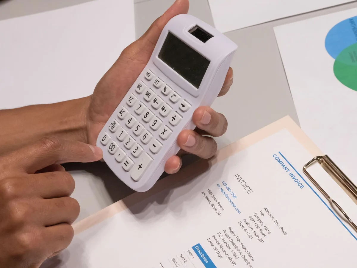 Facture électronique structurée affichée sur écran avec données formatées