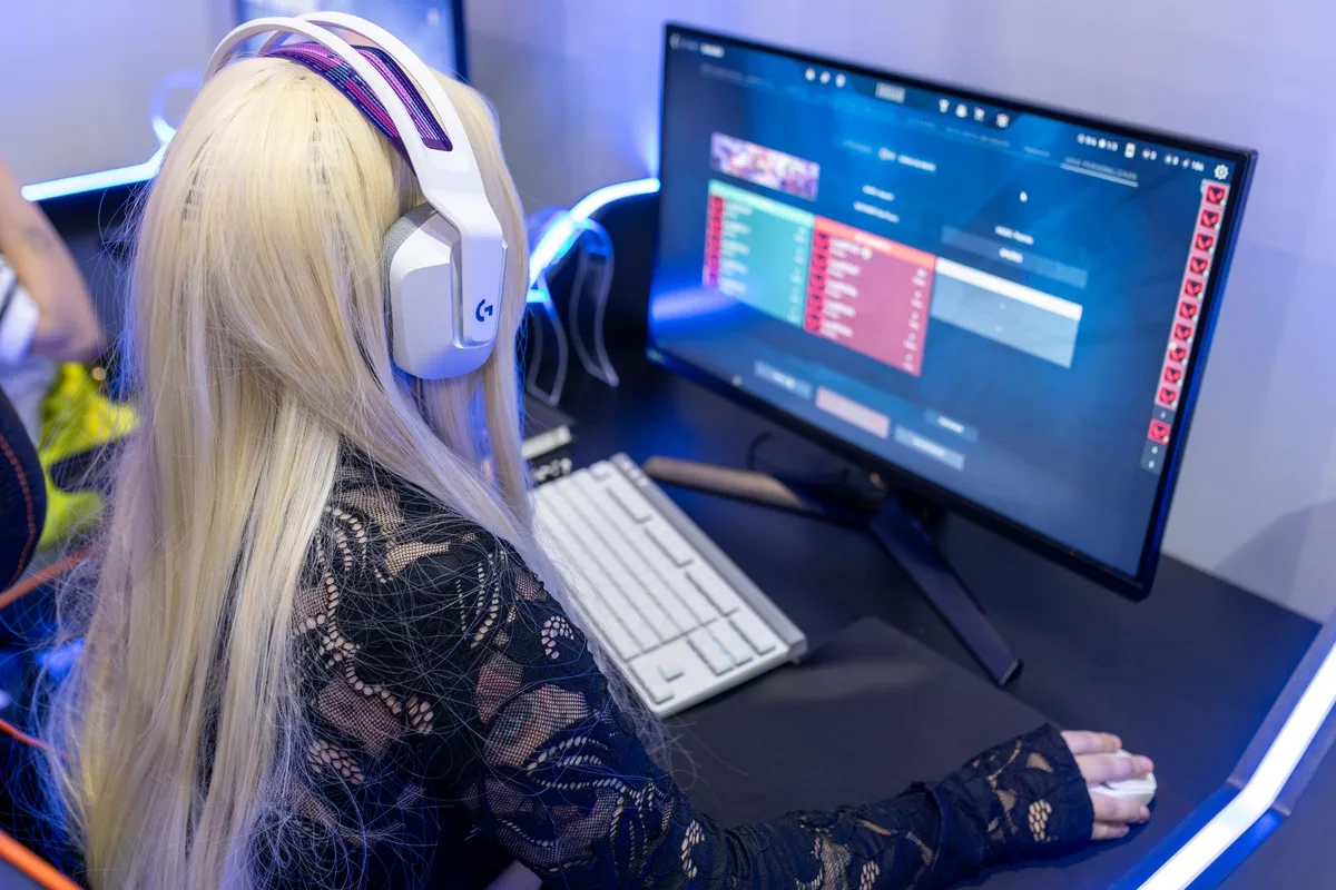 Personne jouant à un jeu en ligne, illustrant l'impact de la latence sur la réactivité