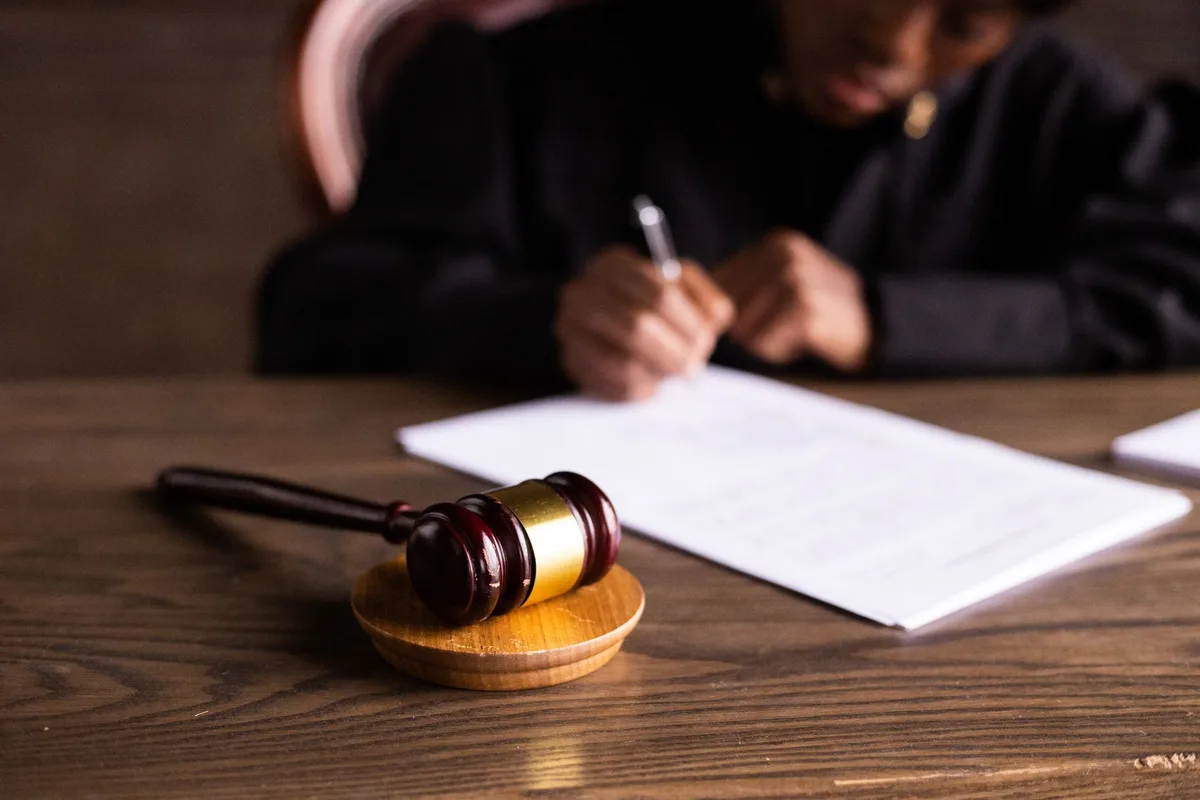 Salle d'audience avec juge examinant un dossier de succession