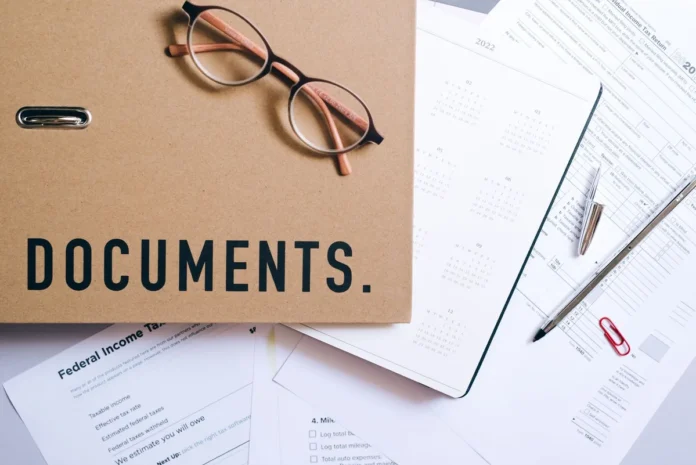 Documents fiscaux et plan d'épargne retraite avec symboles d'impôt sur la table Documents fiscaux et plan d'épargne retraite avec symboles d'impôt sur la table