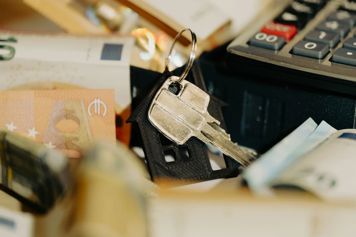Calculatrice et documents financiers pour estimer les frais d'achat immobilier