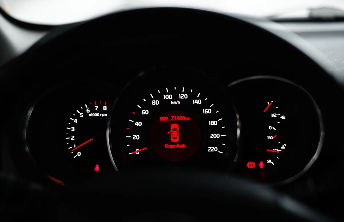 Voiture en déplacement professionnel avec compteur kilométrique pour le barème de déduction