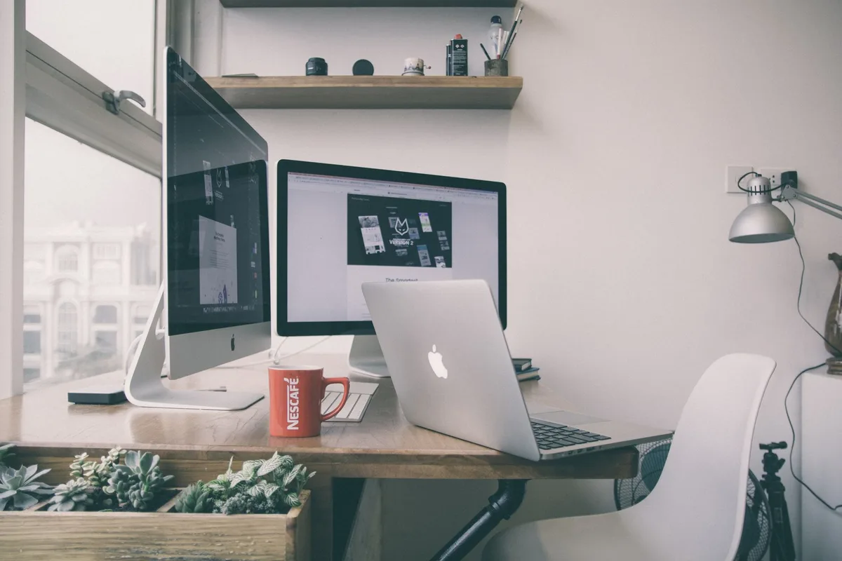 Espace de télétravail à domicile avec ordinateur, fournitures et équipement professionnel