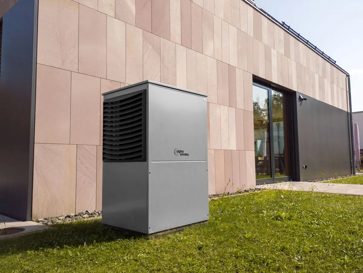 Unité de pompe à chaleur air-air réversible installée sur façade de logement