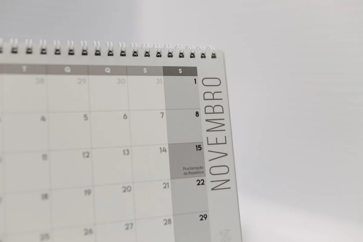 Un calendrier de projet et des documents de planification sur un bureau professionnel.