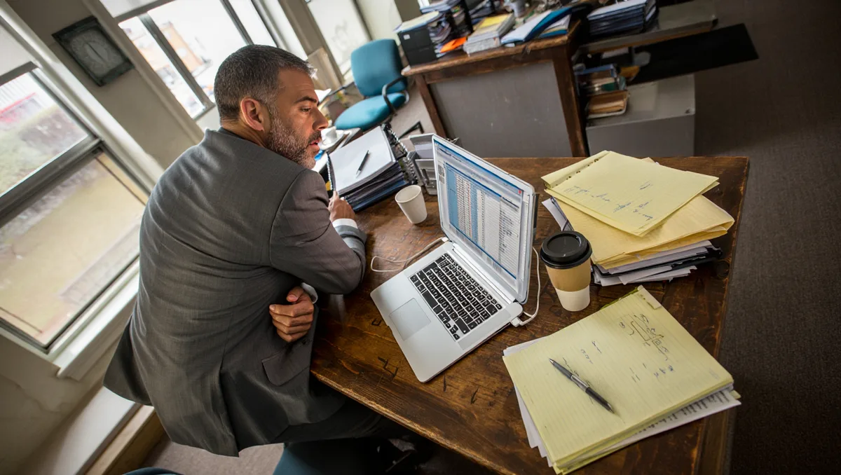 Pourquoi aller chercher un repreneur au lieu d'attendre ? — Attendre un candidat revient souvent à subir le calendrier des autres, exposer l'entreprise à des rumeurs et à des offres peu sérieuses, ou encore brader la valeur par manque de concurrence.