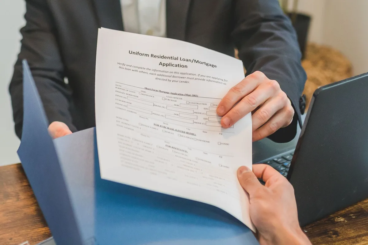 Liste de vérification des documents locatifs sur un bureau : pièce d'identité, avis d'imposition, bulletins de salaire