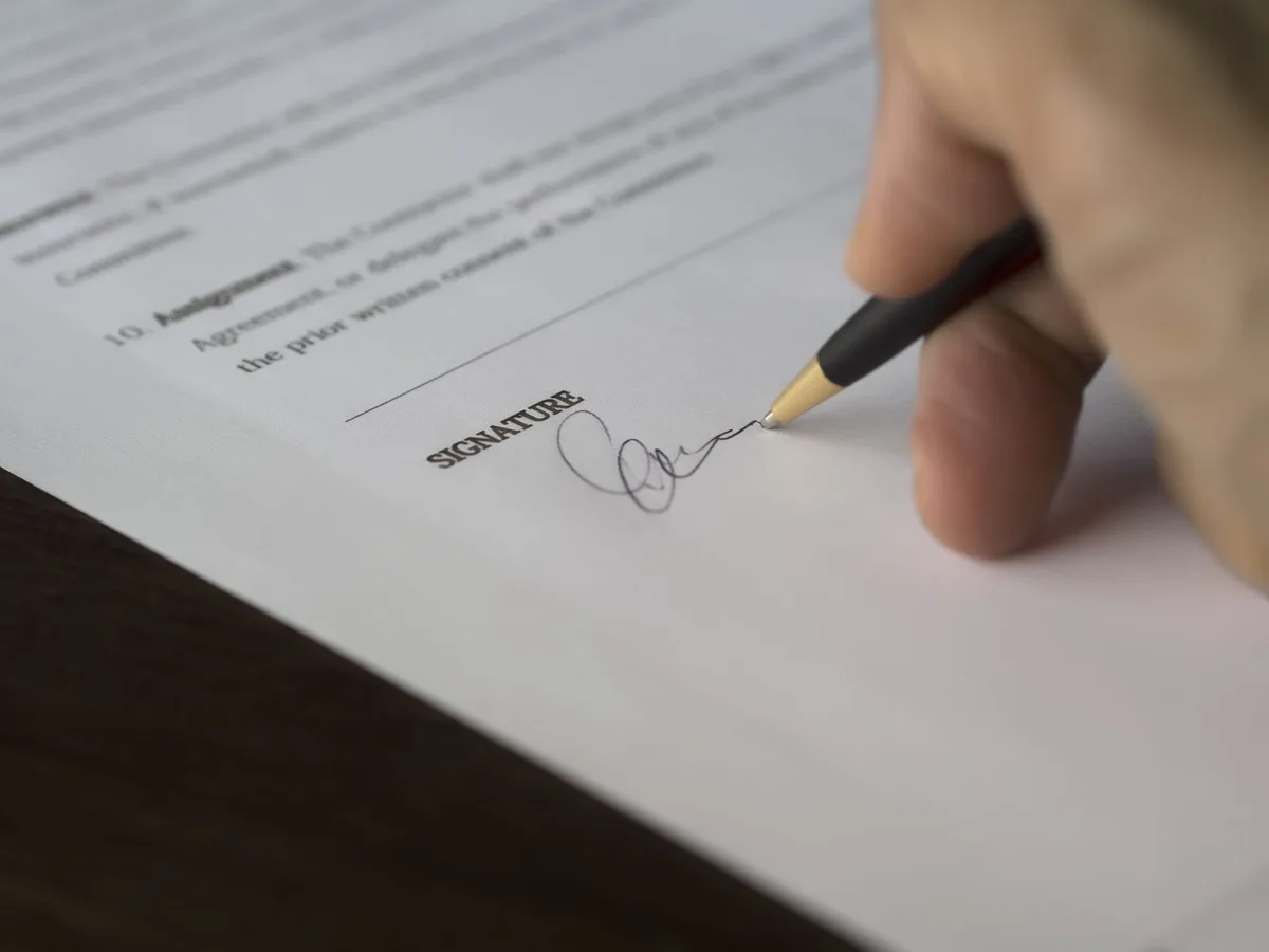 Contrat de bail avec stylo et signature, symbolisant l'accord écrit entre bailleur et locataire