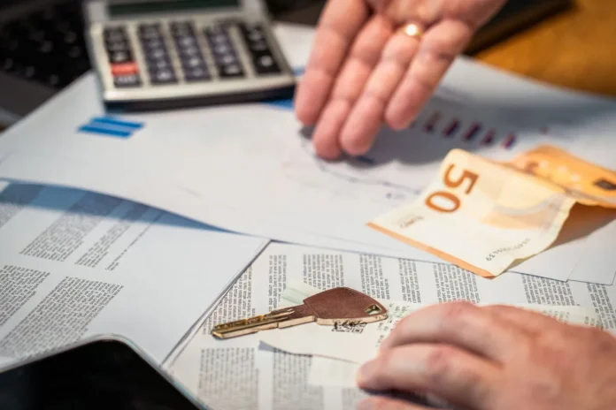 Main document de bail avec paiement anticipé et calendrier des mois à venir